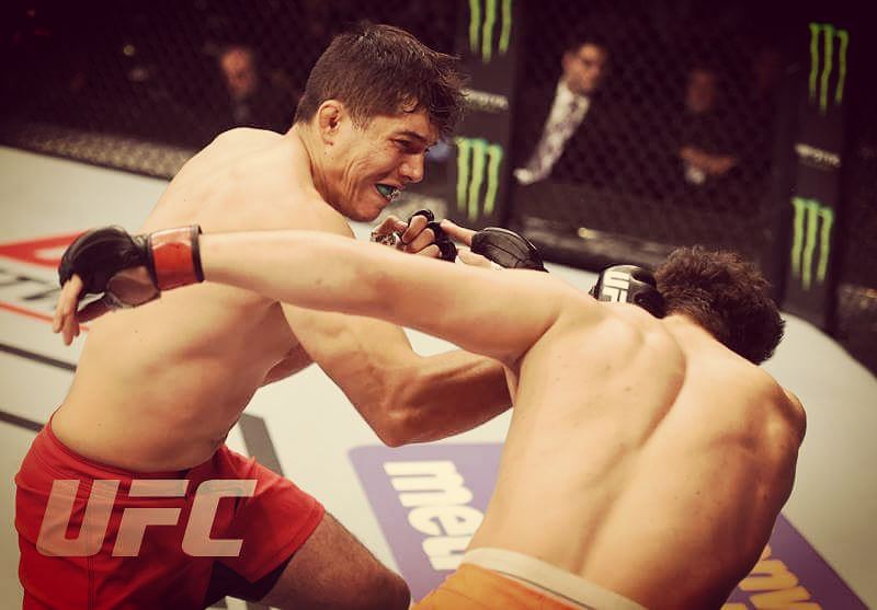 Álvaro Herrera durante un combate profesional dentro del octágono de UFC